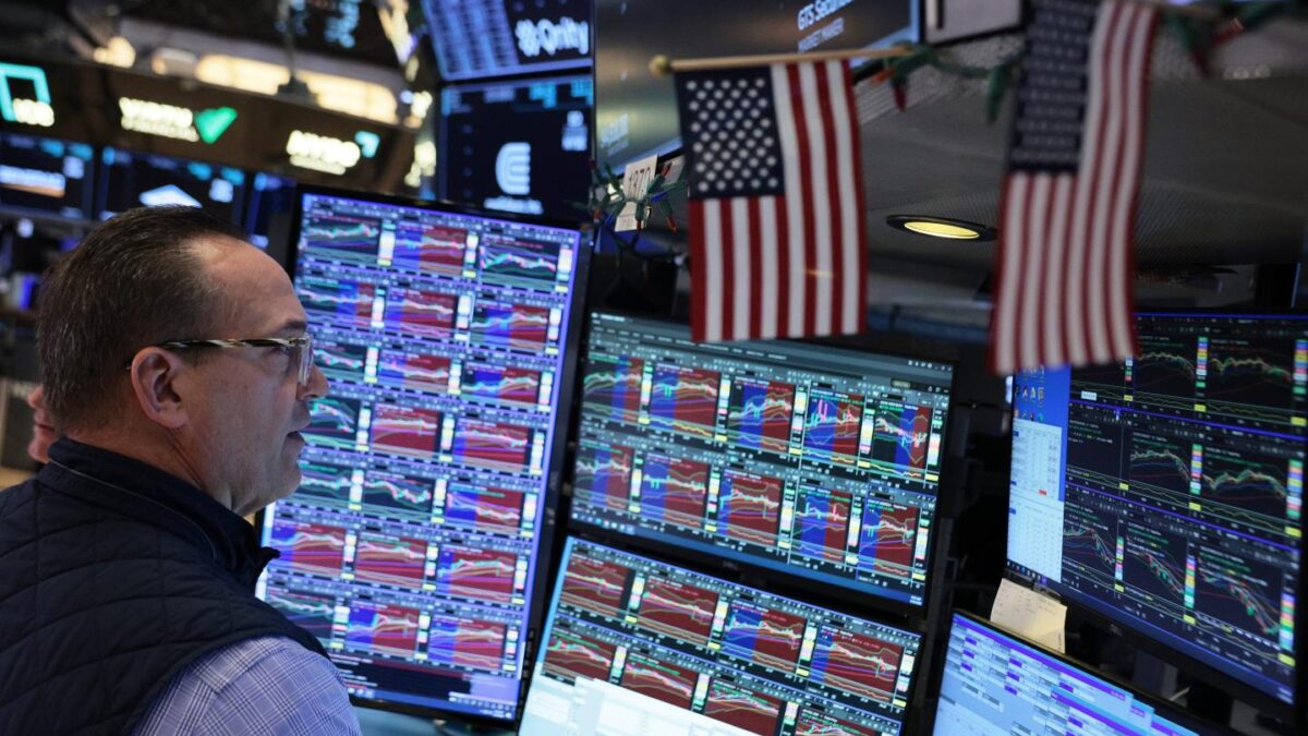 Photo of traders on floor of New York Stock Exchange