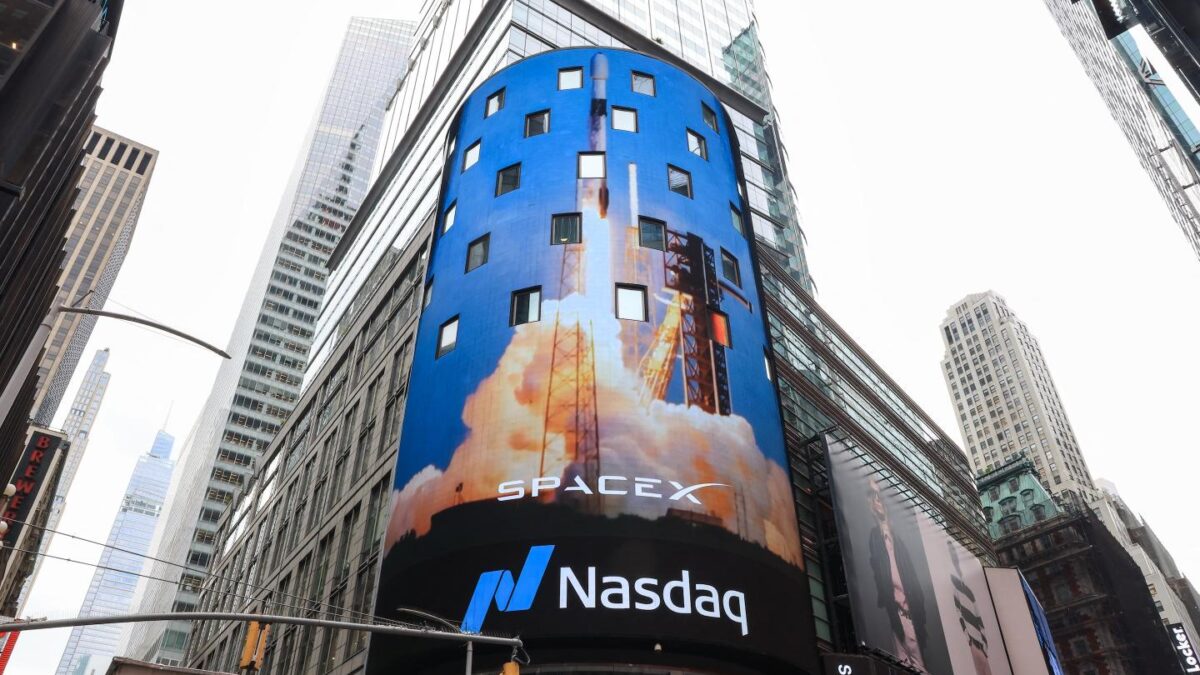 A new Fortune report examines why investors are giving SpaceX an Amazon-style valuation. 