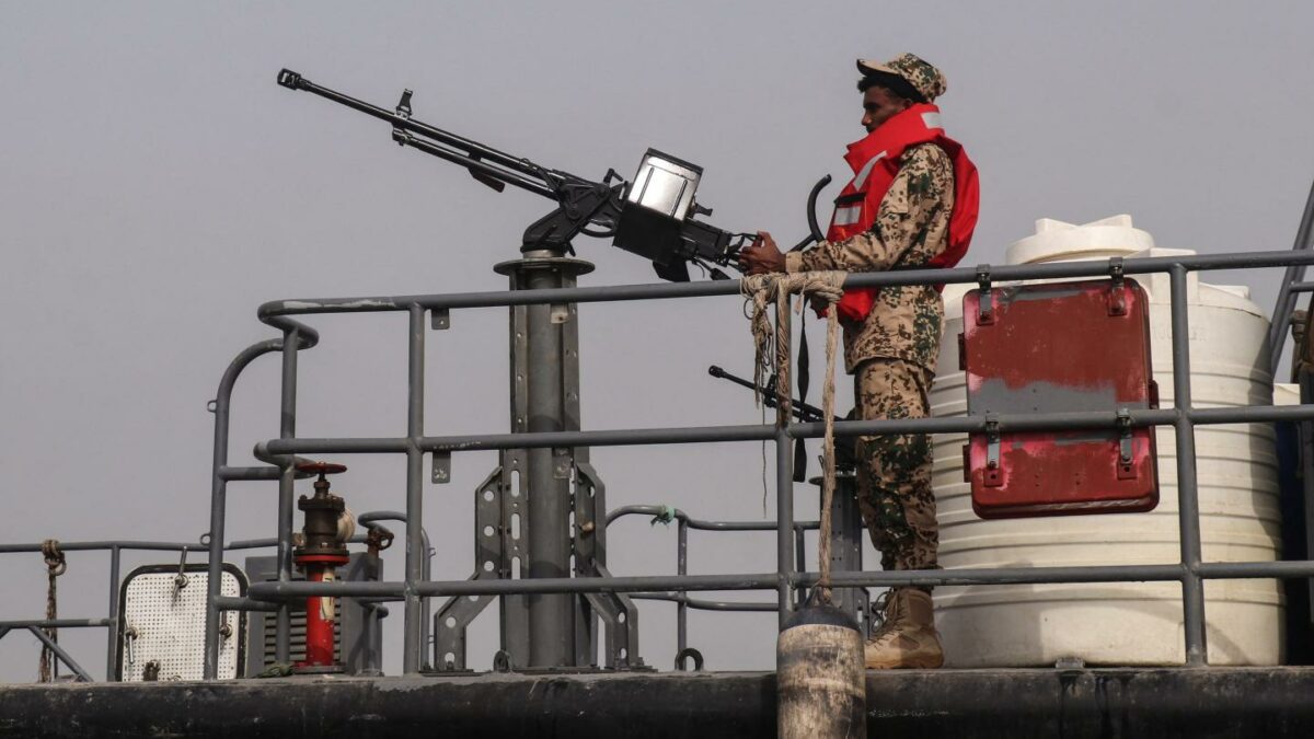 Photo of Yemeni navy sailor patrolling
