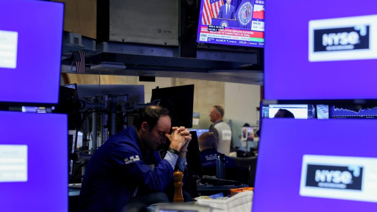 A television station broadcasts Kevin Warsh, chairman of the US Federal Reserve, speaking after a Federal Open Market Committee (FOMC) meeting as traders work on the floor of the New York Stock Exchange (NYSE) in New York, US, on Wednesday, July 29, 2026.